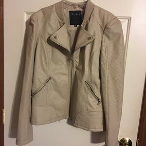 Jacket XL on tag but fits like a S or M.